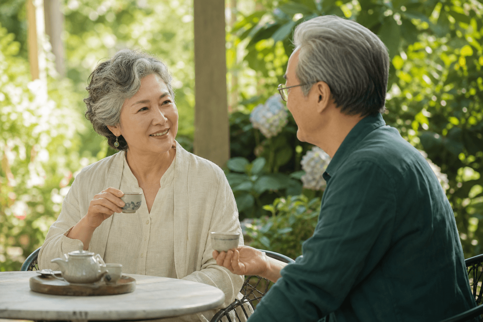 成熟男女在花园茶座自然交流,AI 生成的品牌生活示意